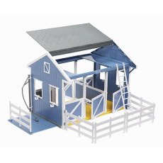 BREYER DELUXE COUNTRY STABLE & HORSE/WASH STALL
